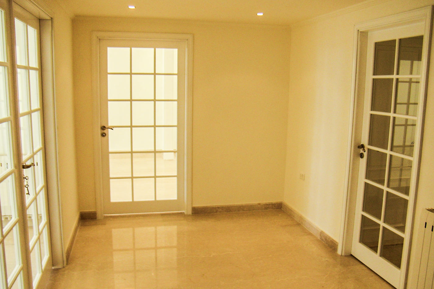 Sankari Residence - Yellow Room - 3 doors